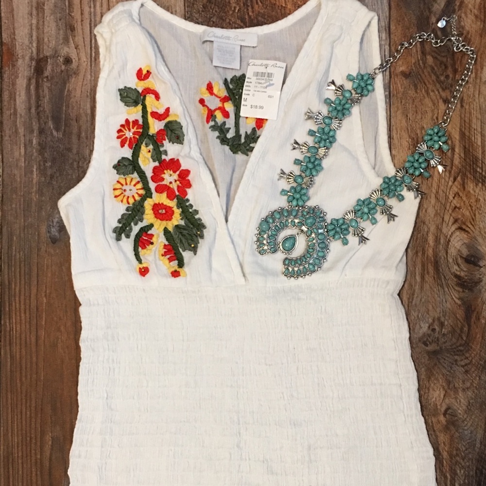 NWT Floral embroidered white top sz.M